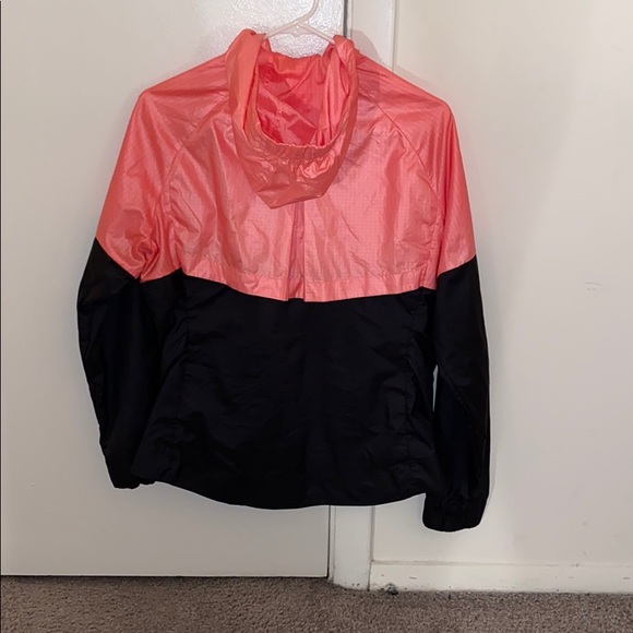 Women’s Nike wind breaker - Picture 2 of 3